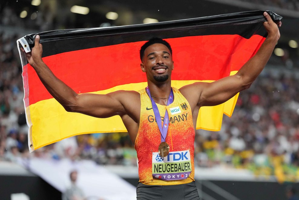 Leo Neugebauer mit Goldmedaille und Deutschland Fahne.