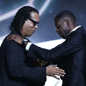 Ousmane Dembélé nahm am Montagabend den Ballon d'Or von Brasilien-Legende Ronaldinho entgegen.
