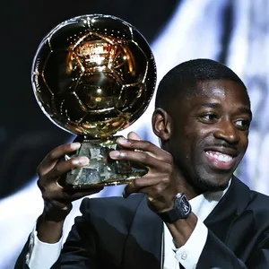 Ousmane Dembélé mit seinem Ballon d'Or.