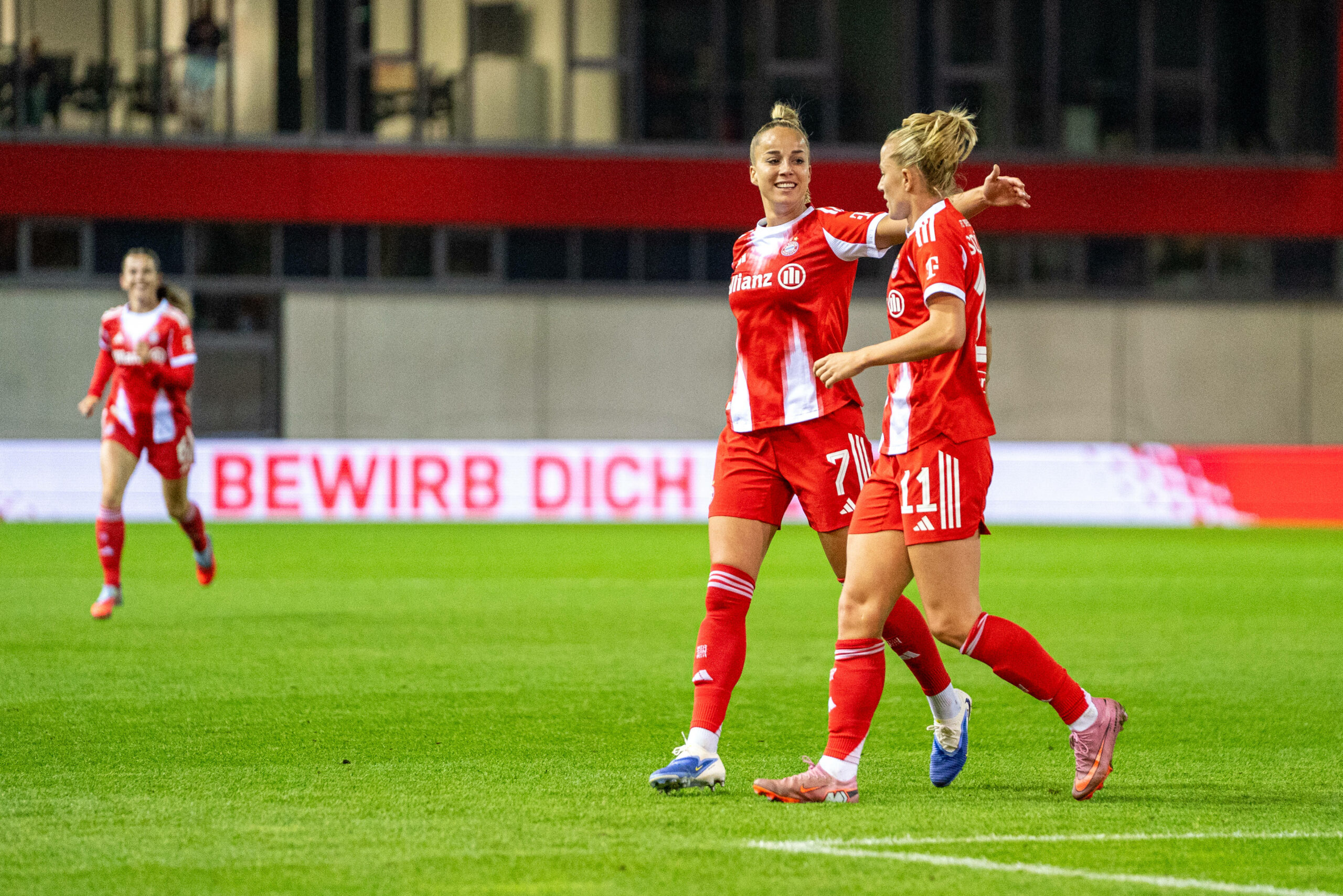 Giulia Gwinn und Lea Schüller bejubeln Schüllers Treffer.