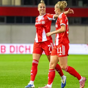 Giulia Gwinn und Lea Schüller bejubeln Schüllers Treffer.
