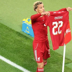 Hugo Ekitike hält sein Trikot vor sich.