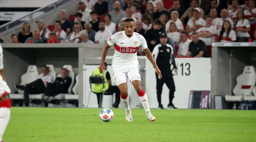 Jamie Leweling am Ball für den VfB Stuttgart