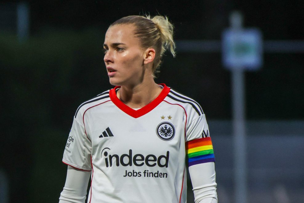 Laura Freigang im Frankfurt Trikot mit Regenbogen-Binde.