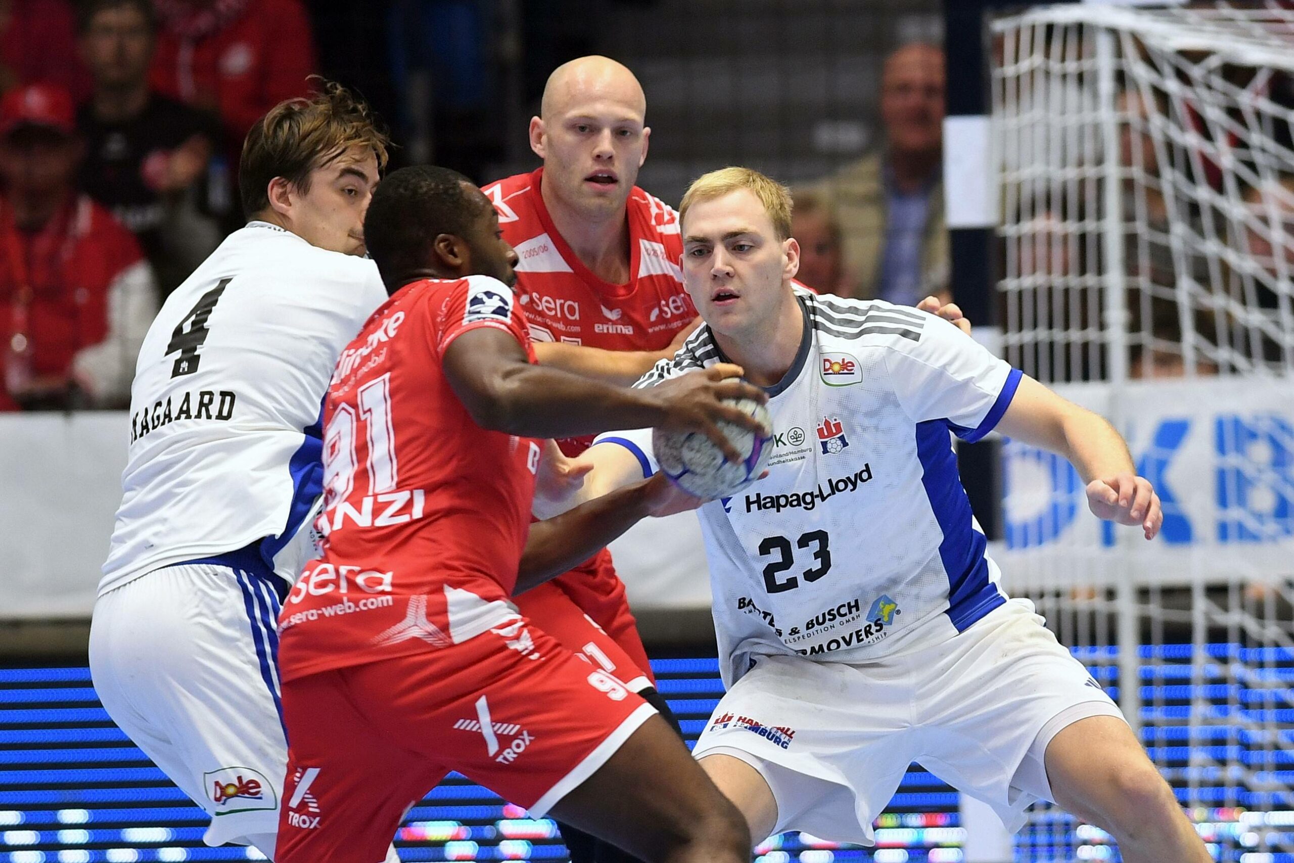 Einar Olafsson verteidigt gegen Sadou Ntanzi