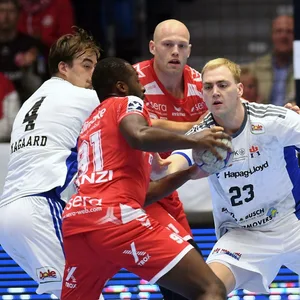 Einar Olafsson verteidigt gegen Sadou Ntanzi