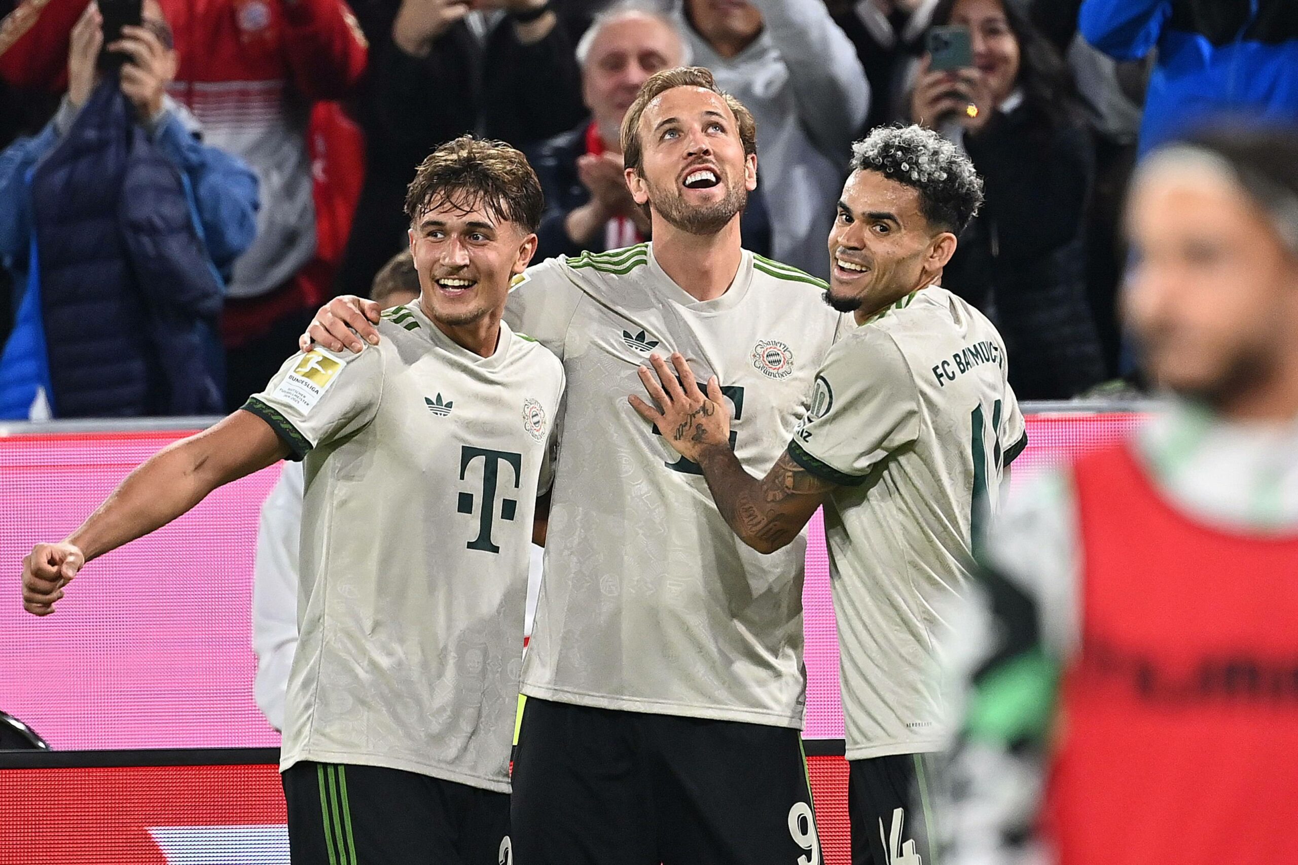 Tom Bischof, Harry Kane und Luis Diaz jubeln