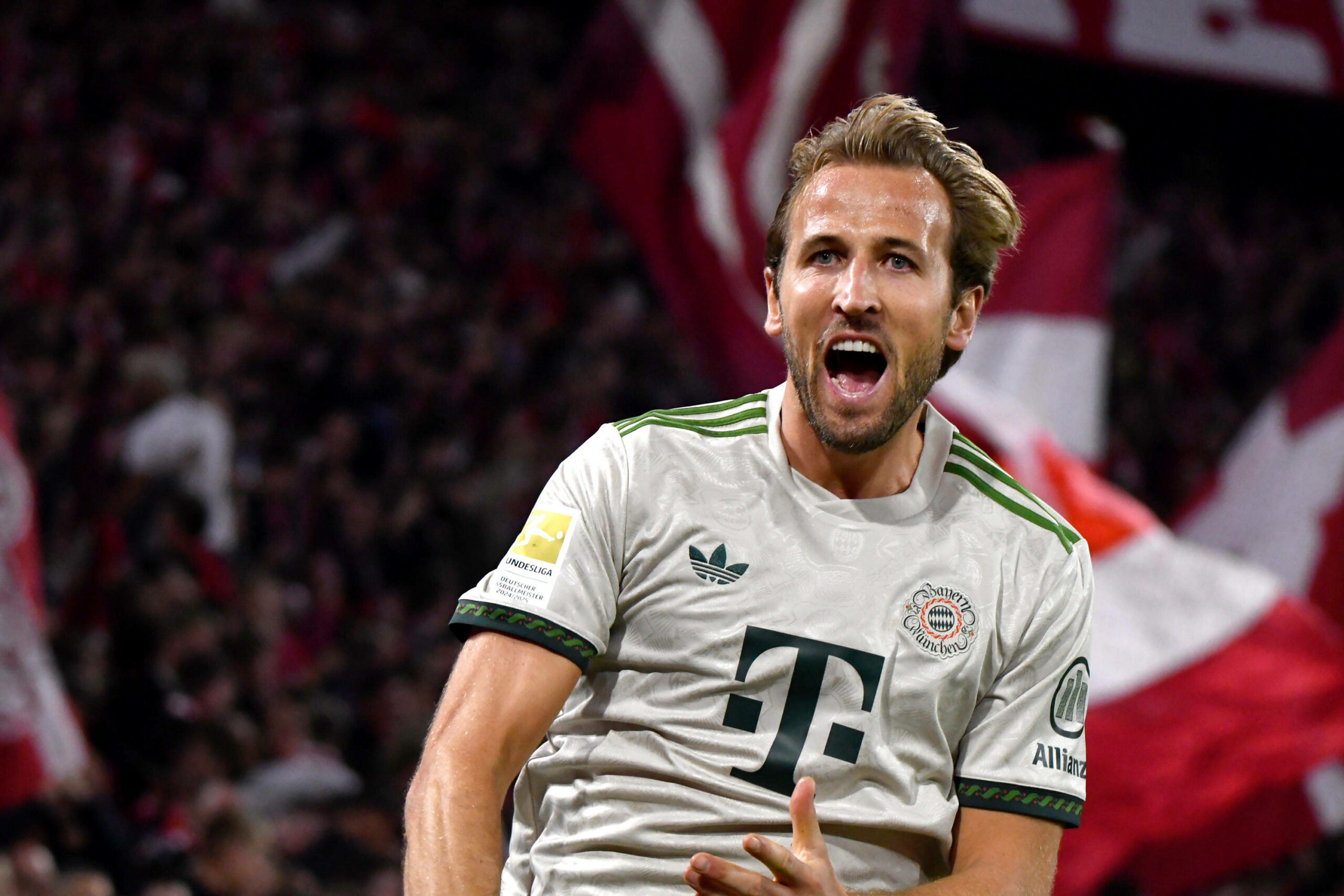 Harry Kane jubelt vor der Bayern Kurve.