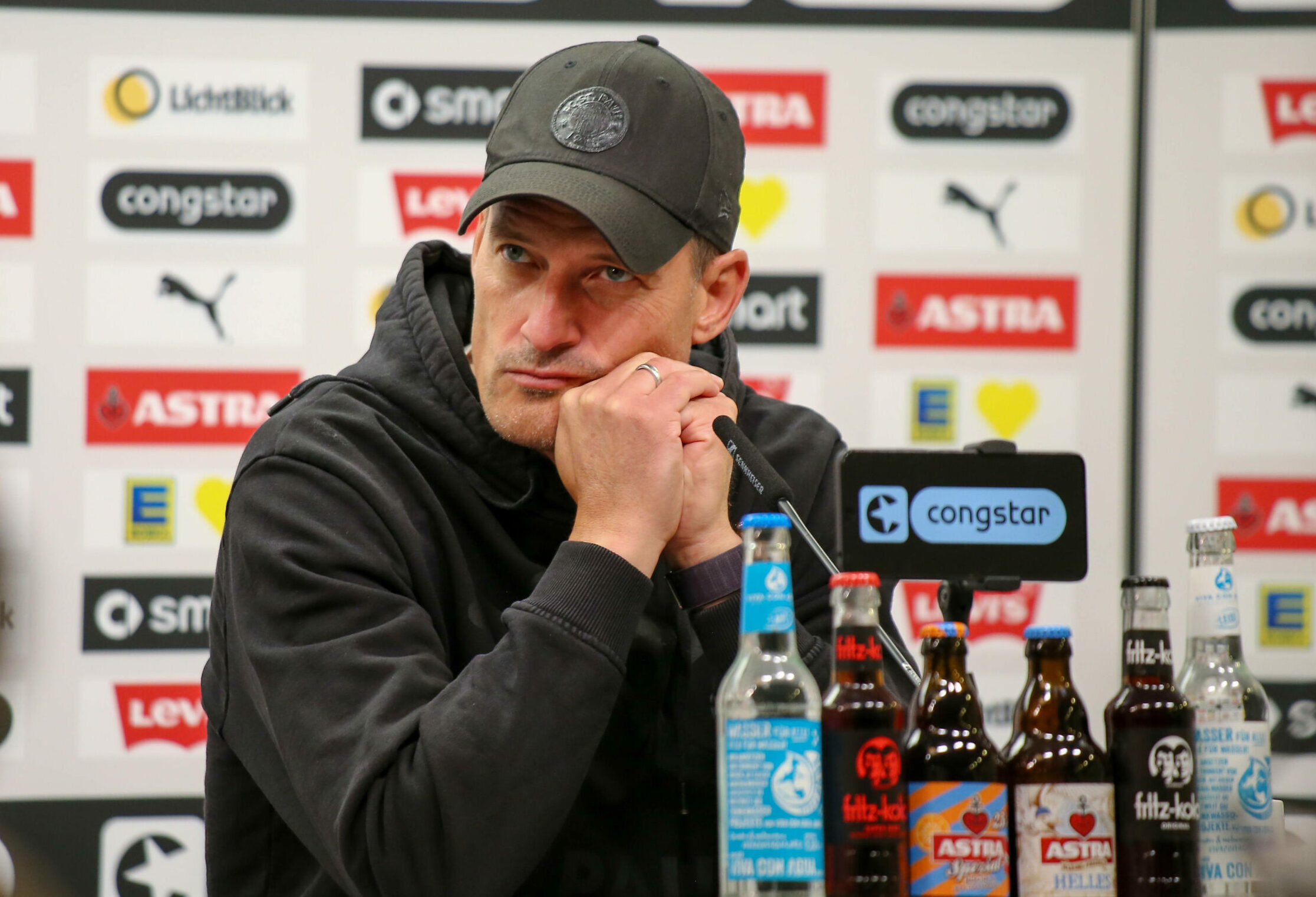 St. Pauli-Trainer Alexander Blessin auf der Pressekonferenz
