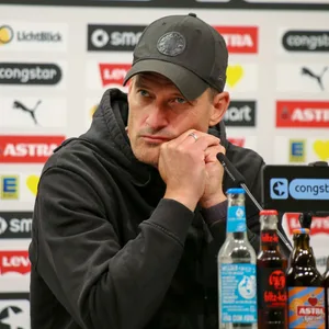 St. Pauli-Trainer Alexander Blessin auf der Pressekonferenz