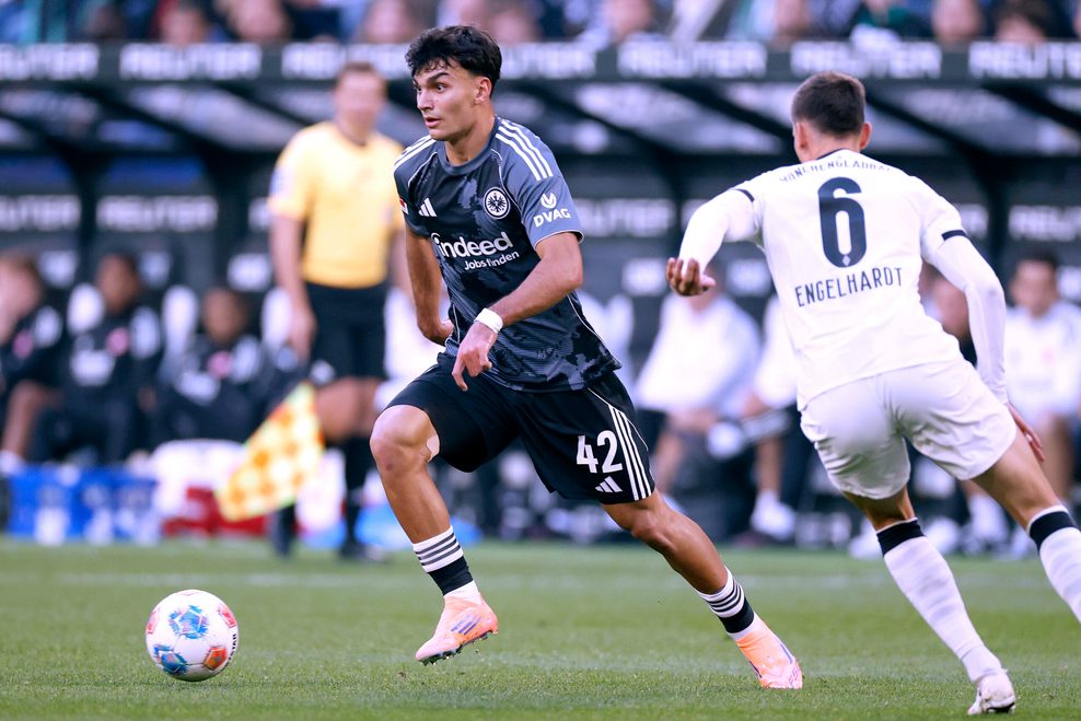 Can Uzun im Dribbling.