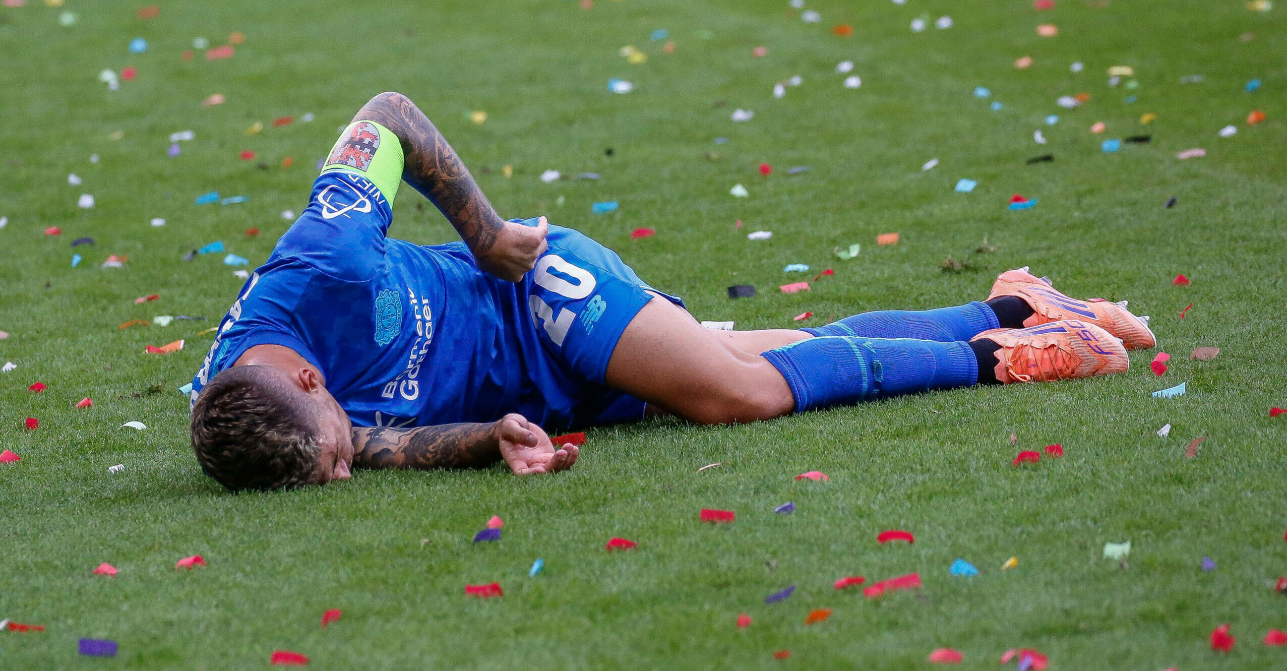 Alejandro Grimaldo liegt am Boden