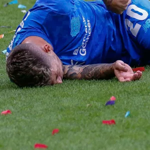 Alejandro Grimaldo liegt am Boden