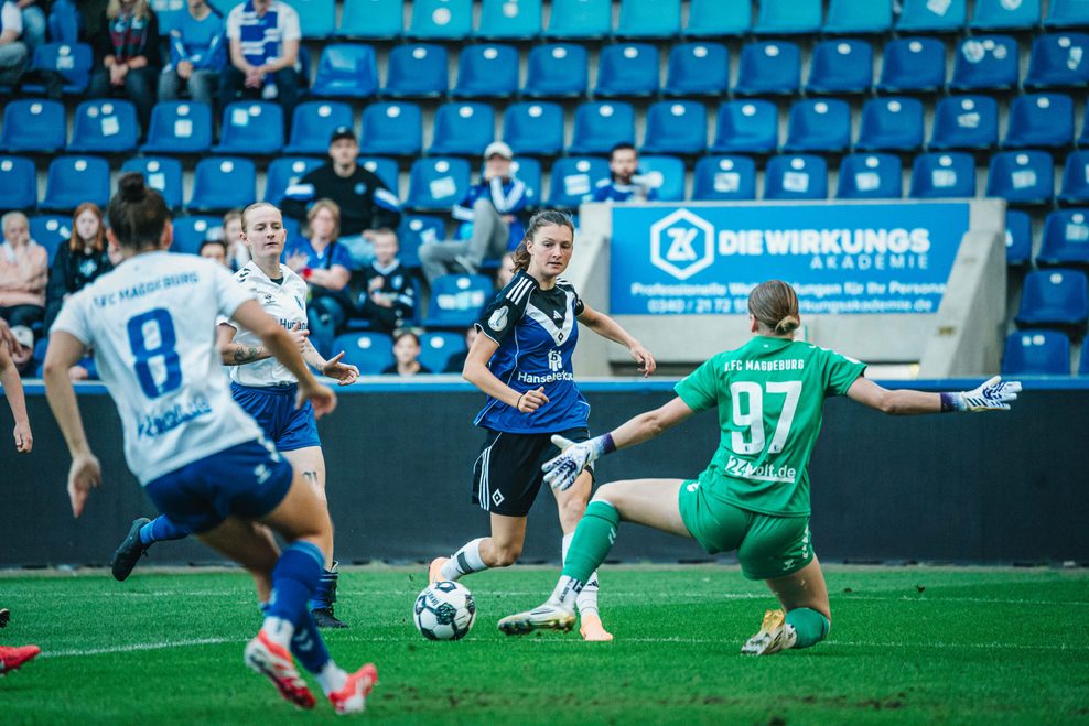 Merle Hellwig hält gegen Lotta Wrede