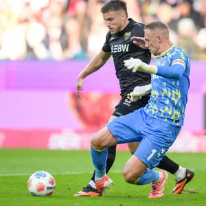 Marvin Schwäbe im Zweikampf mit Ermedin Demirovic