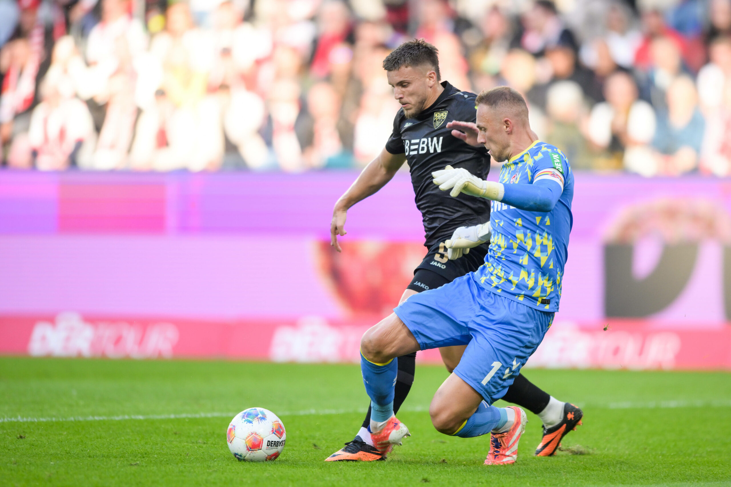 Kölns Torwart Marvin Schwäbe foult Stuttgarts Ermedin Demirovic