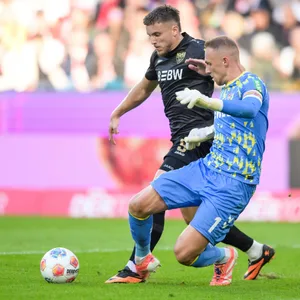 Kölns Torwart Marvin Schwäbe foult Stuttgarts Ermedin Demirovic