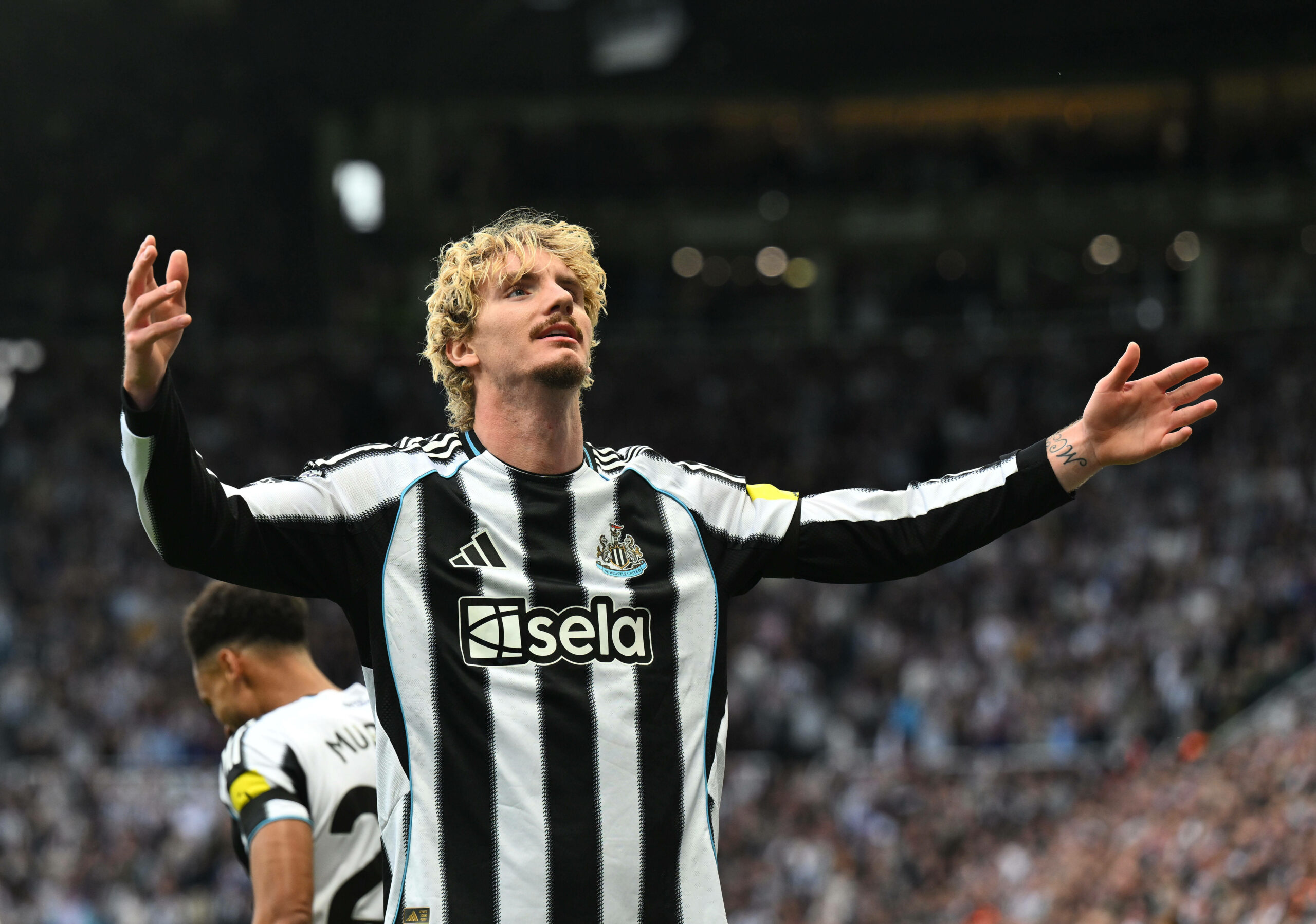 Nick Woltemade jubelt im Newcastle-Trikot