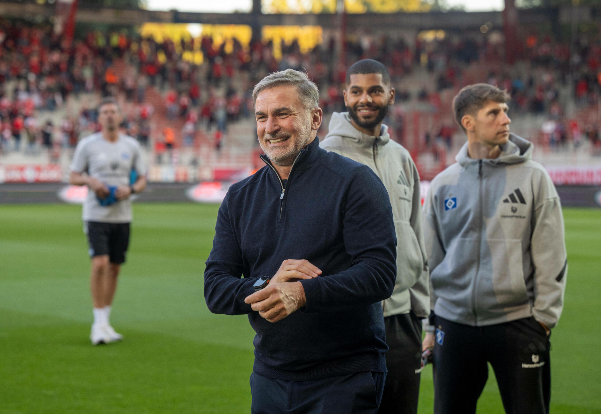 HSV-Sportvorstand Stefan Kuntz lacht im Stadion „An der Alten Försterei“