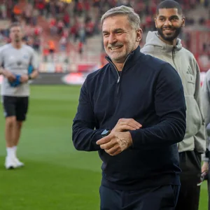 HSV-Sportvorstand Stefan Kuntz lacht im Stadion „An der Alten Försterei“