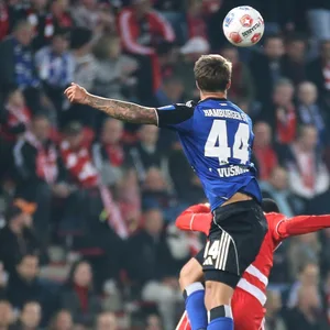 Luka Vuskovic lässt im Kopfballduell seinem Gegenspieler keine Chance.