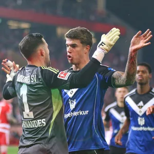 Luka Vuskovic klatscht mit HSV-Keeper Daniel Heuer Fernandes nach dessen gehaltenem Elfmeter ab