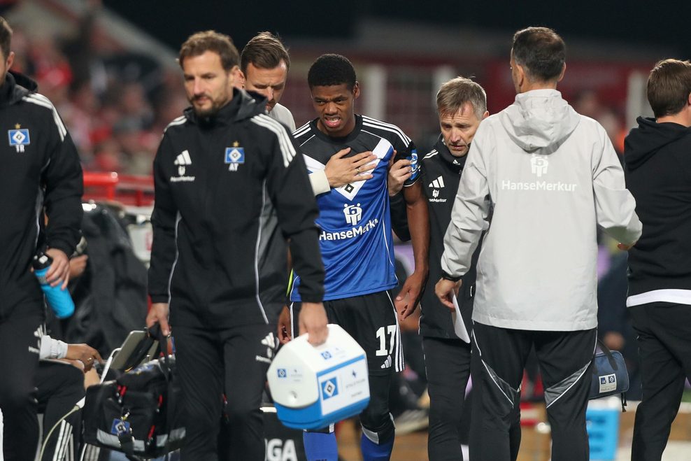 Warmed Omari wird in Berlin von den HSV-Medizinern vom Platz begleitet