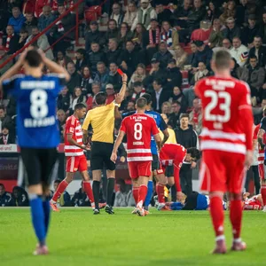 Fábio Vieira sieht die Rote Karte