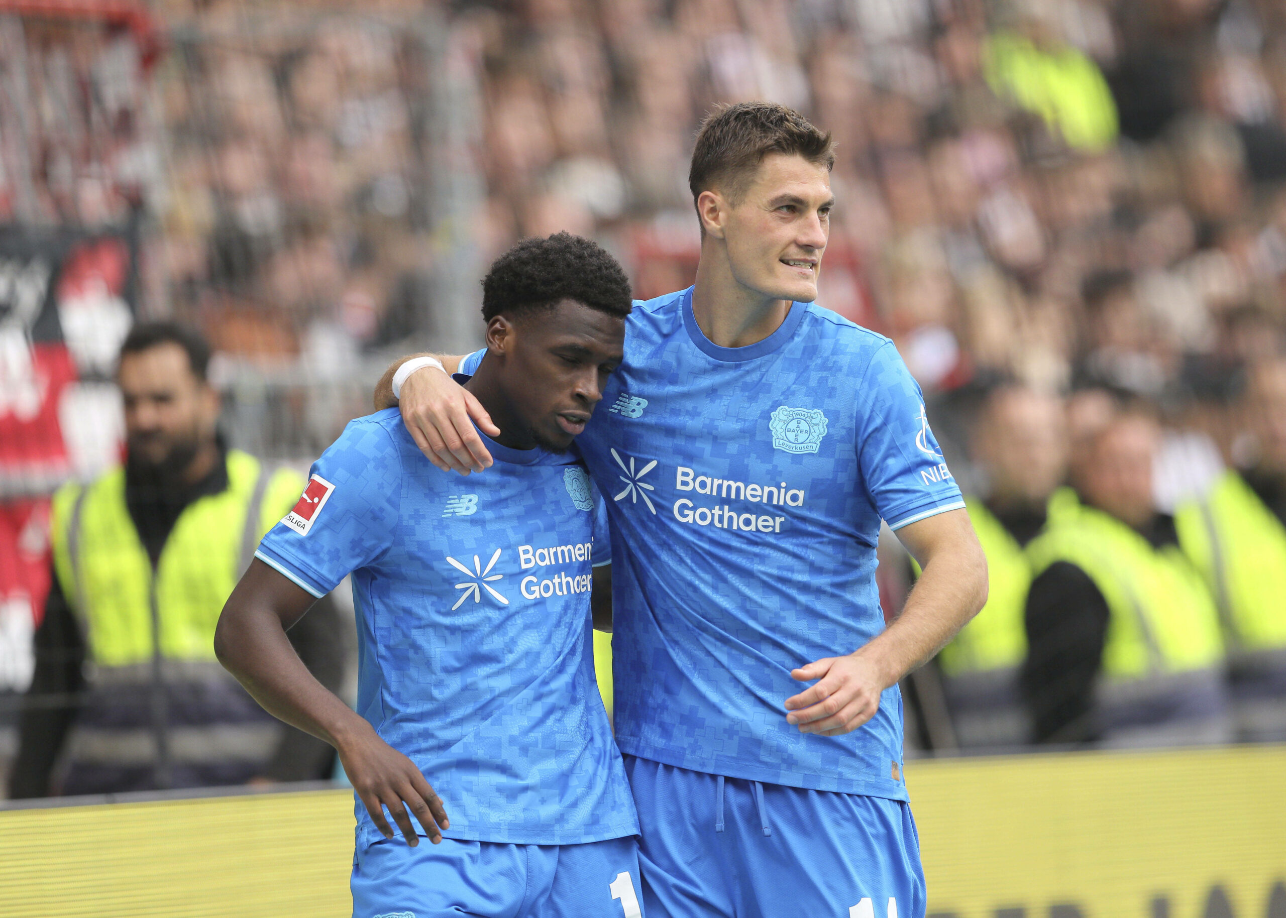 Patrick Schick und Ernest Poku jubeln.