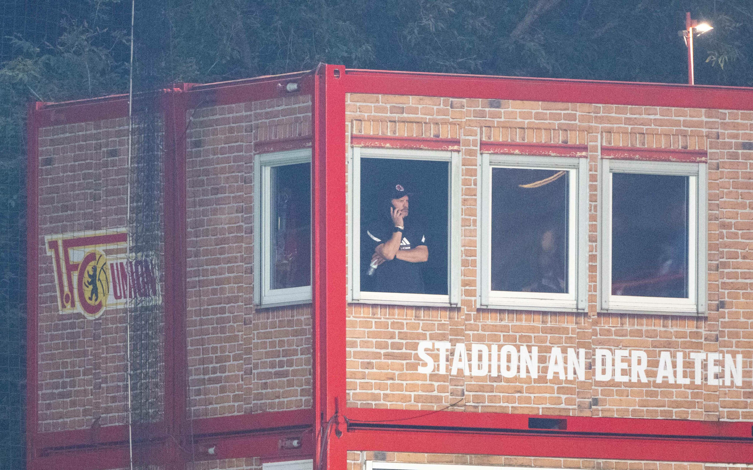 Steffen Baumgart am Telefon im Turm des Stadions an der alten Försterei.