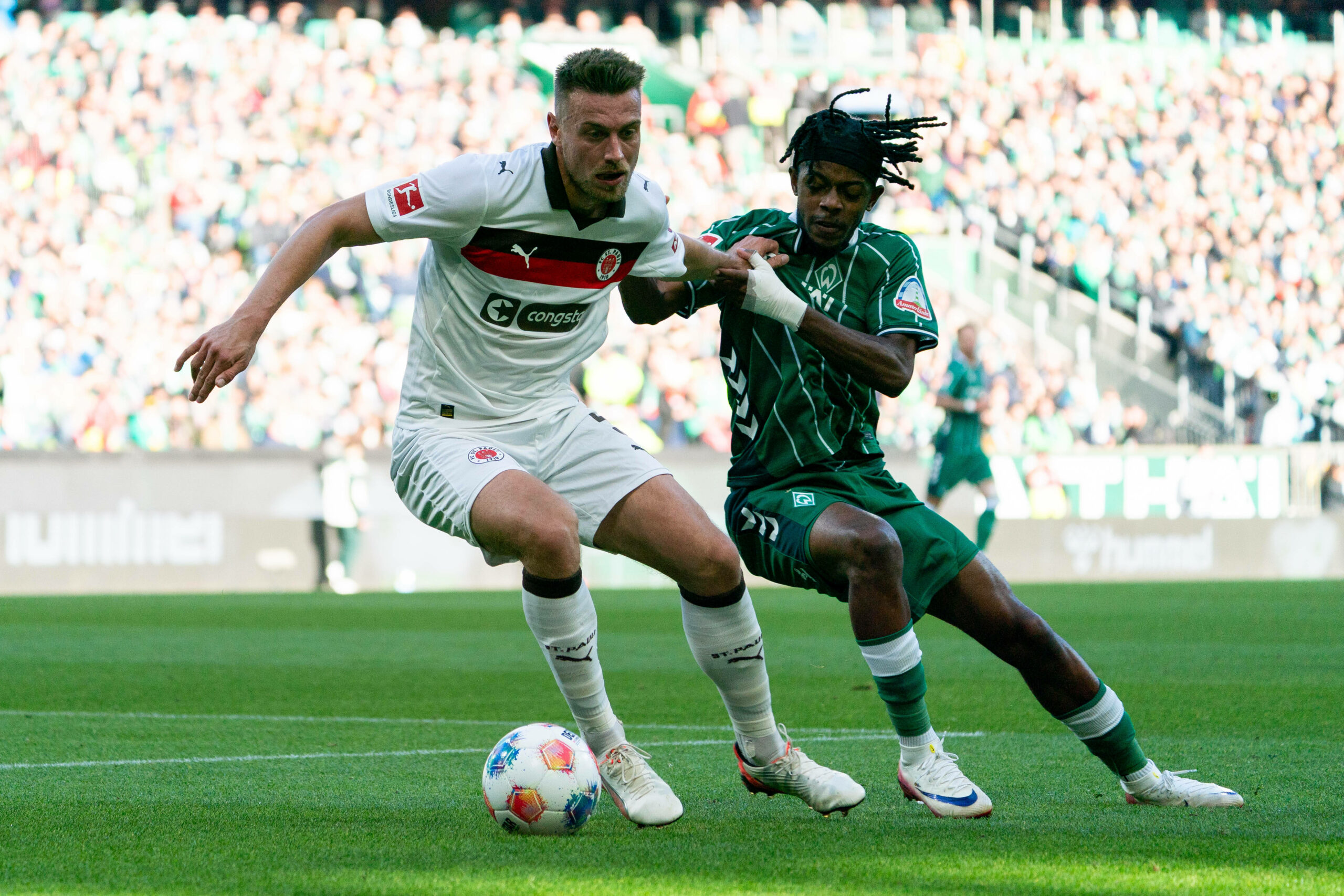 Hauke Wahl (l.) im Zweikampf mit Samuel Mbangula