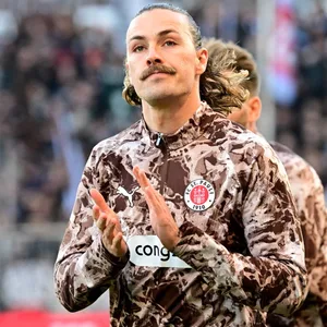 Jackson Irvine applaudiert beim Aufwärmen vor dem Spiel gegen Hoffenheim den Fans.