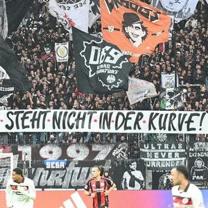 Frankfurt-Fans halten ein Transparent