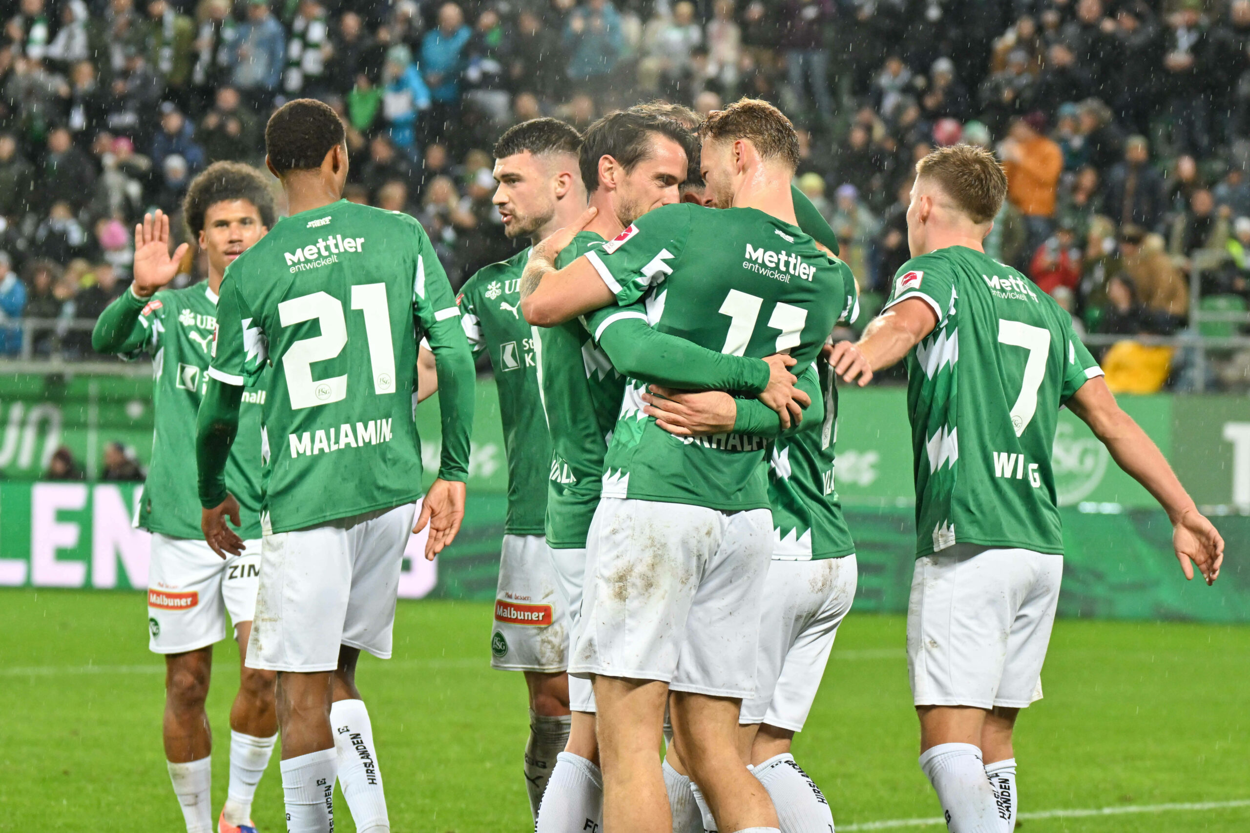 Jubeltraube beim FC St. Gallen um Carlo Boukhalfa