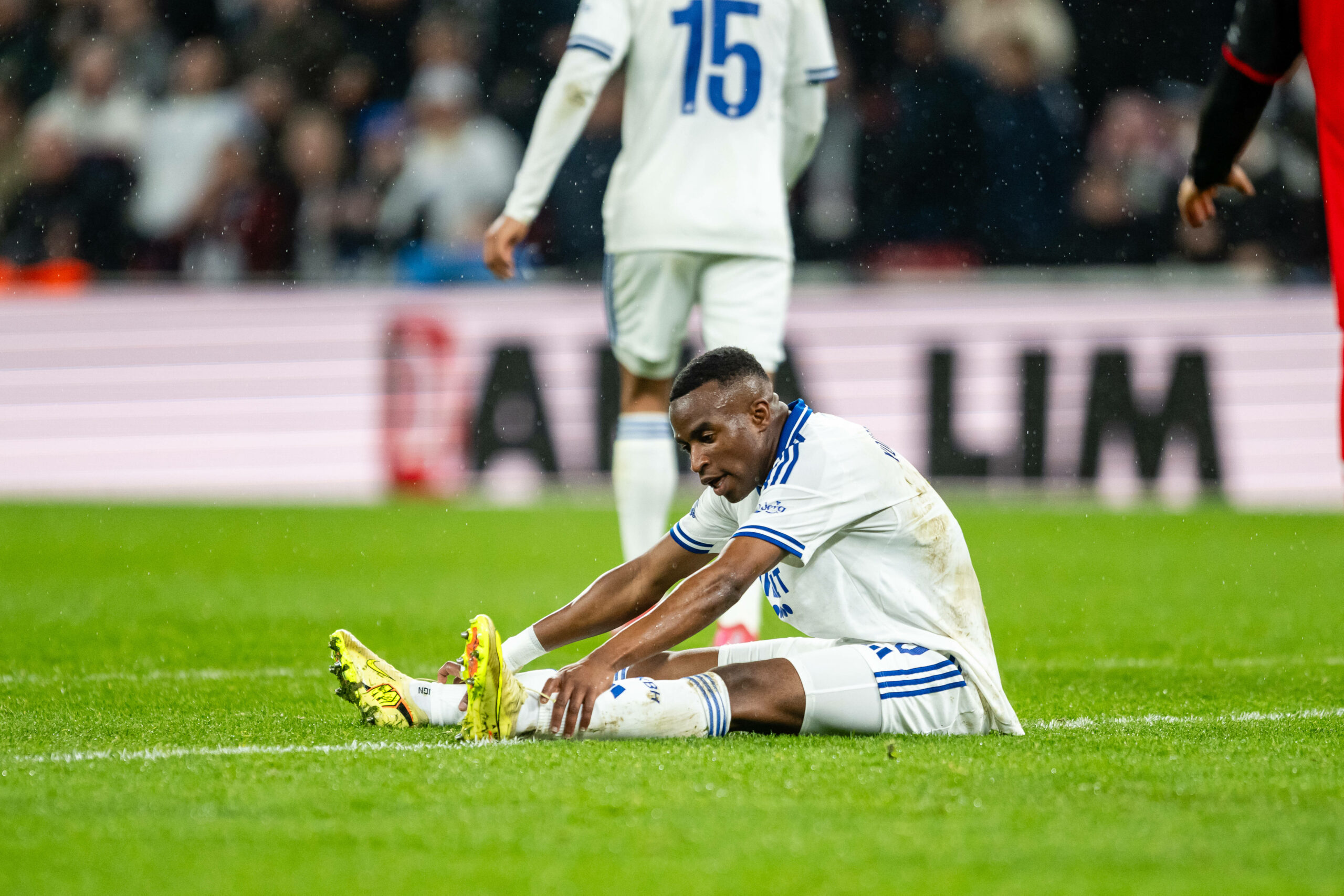 Youssoufa Moukoko sitzt am Boden