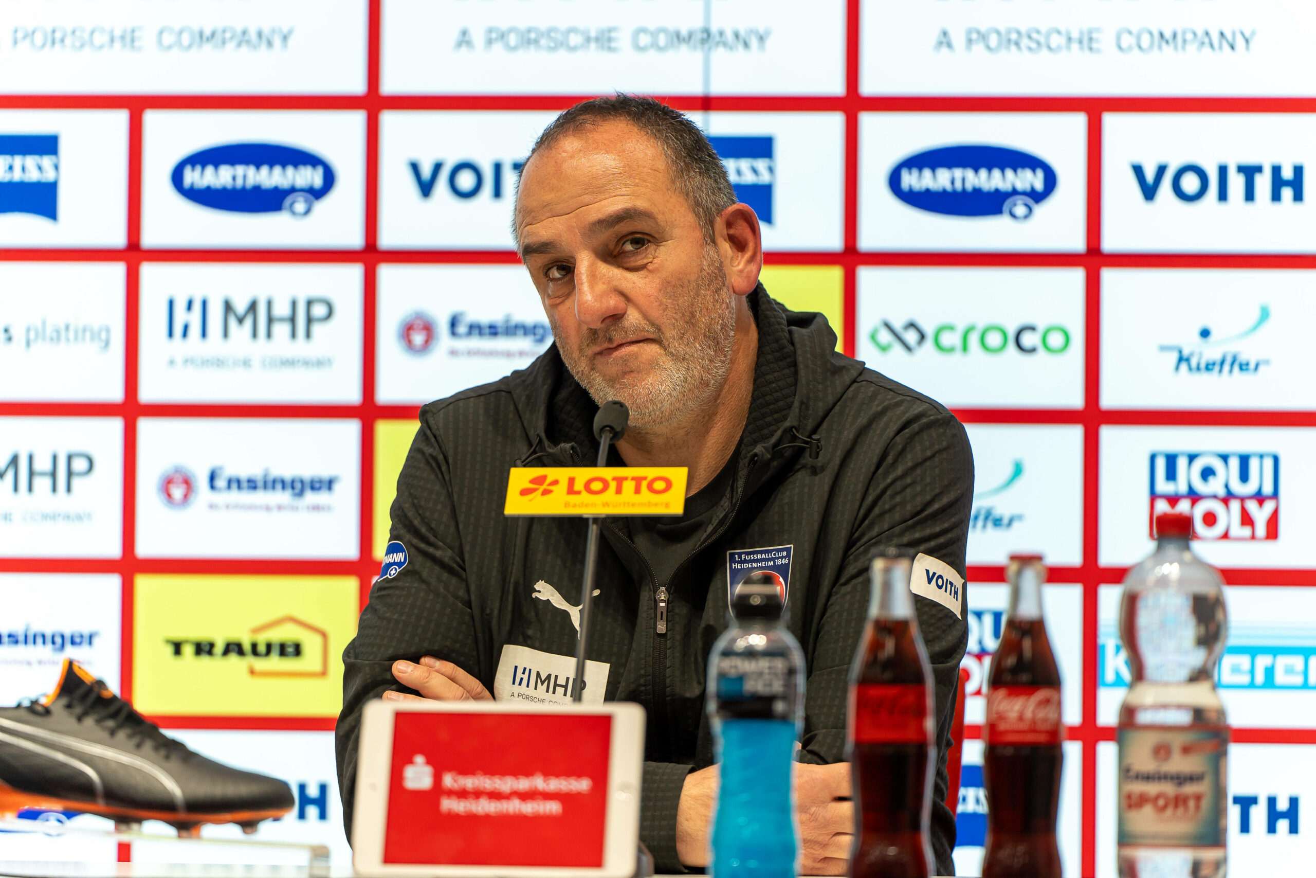 Frank Schmidt bei einer Pressekonferenz