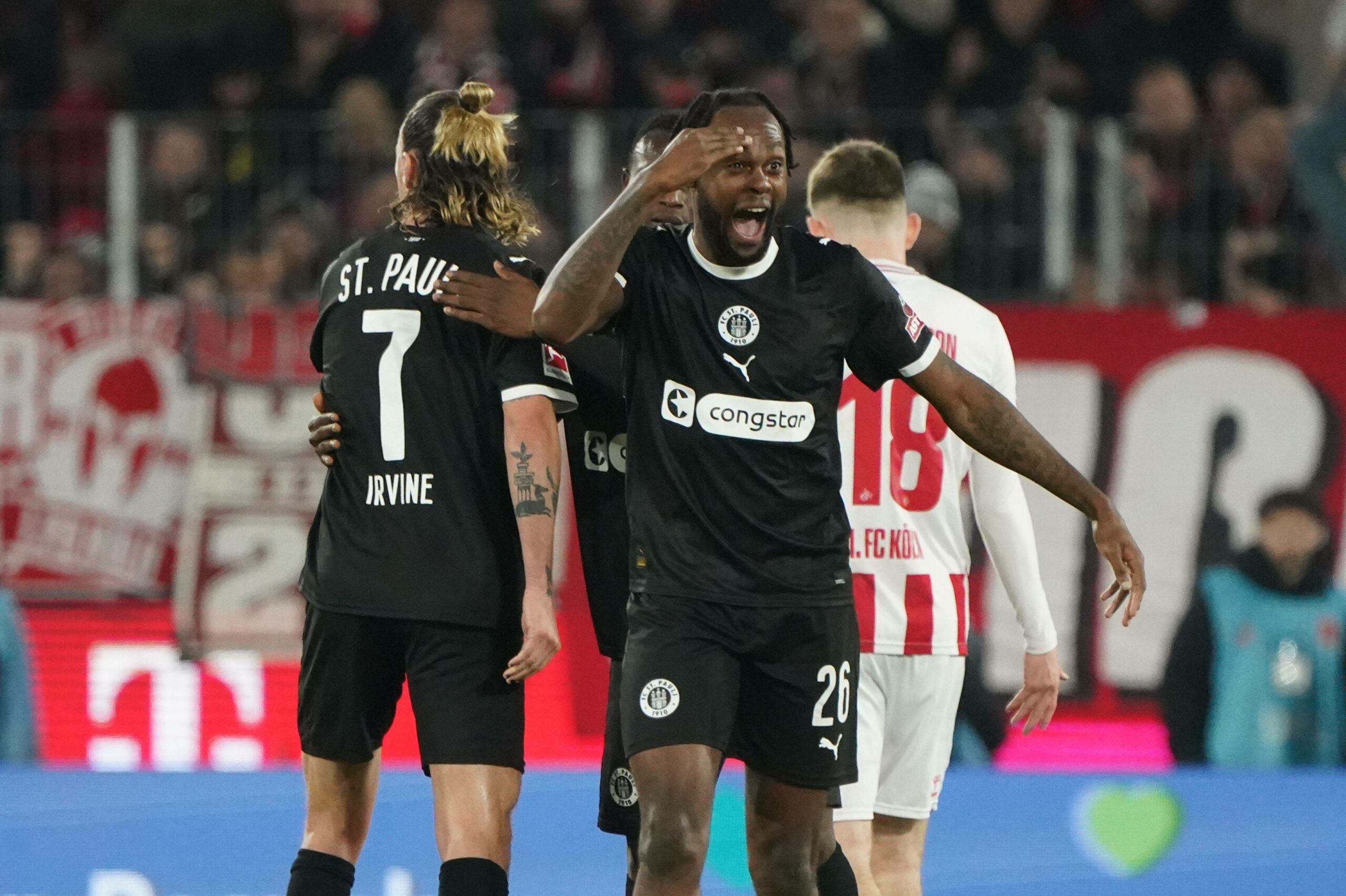 Ricky Jade-Jones zeigt auf seine Stirn