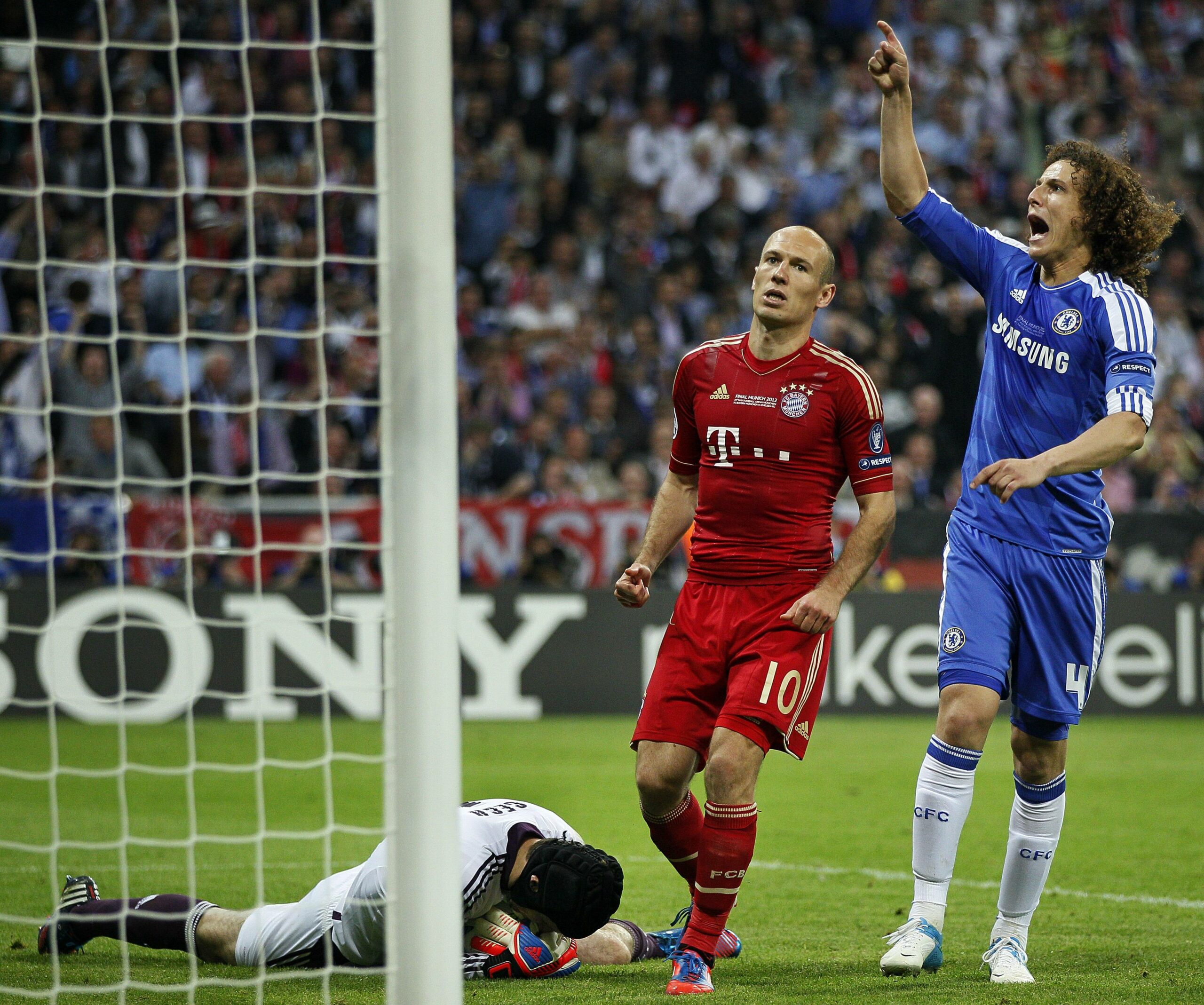 David Luiz bejubelt Petr Cechs Parade gegen Arjen Robben.