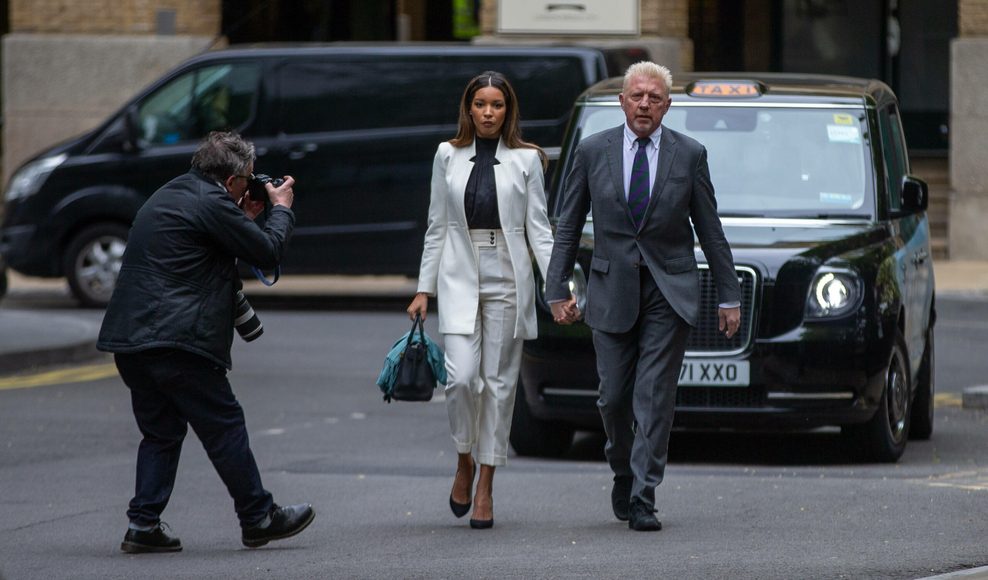 Lilian de Carvalho und Boris Becker gehen Hand in Hand über eine Straße