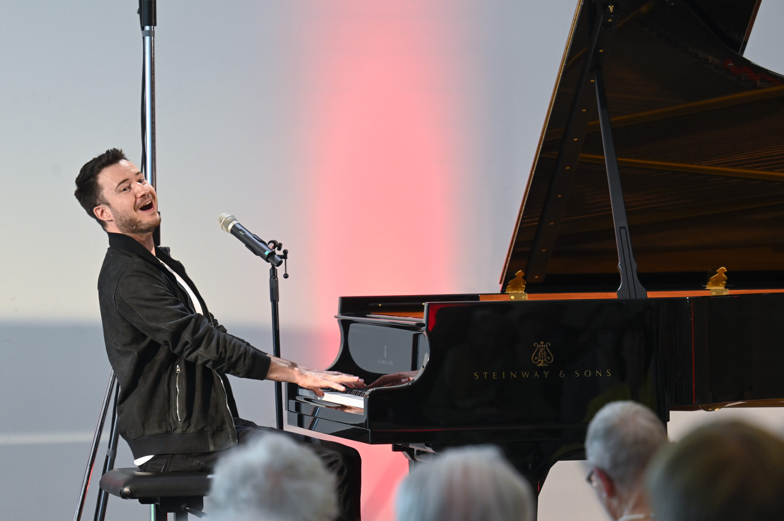 Florian Wagner spielt am Flügel.