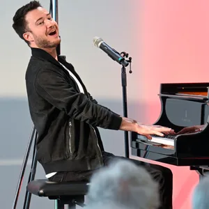 Florian Wagner spielt am Flügel.