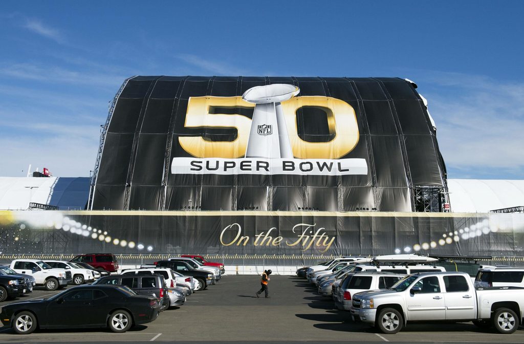 Das Levi's Stadium mit einem Banner zum Super Bowl 50.