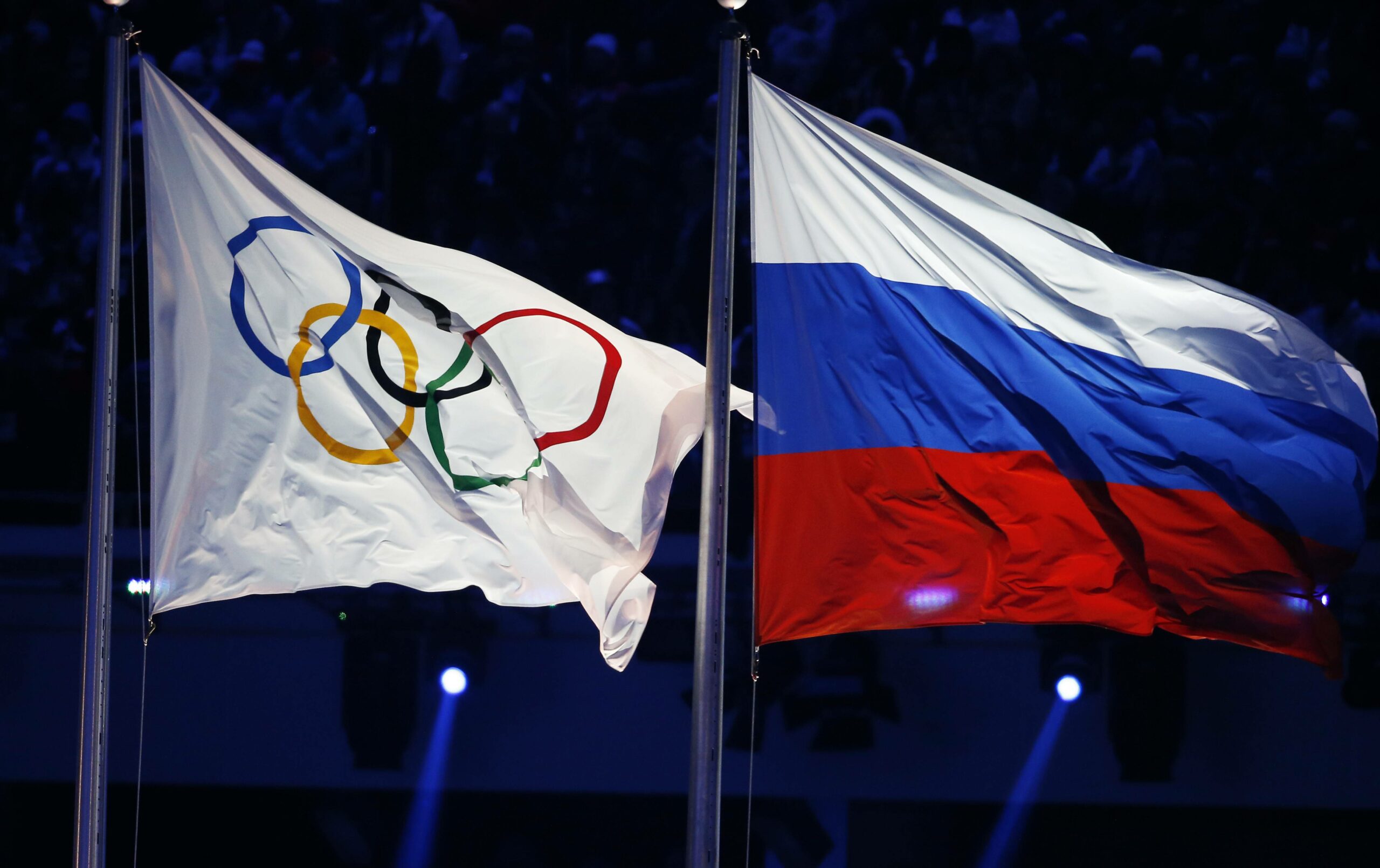 Flagge Russlands neben der Olympia Flagge.