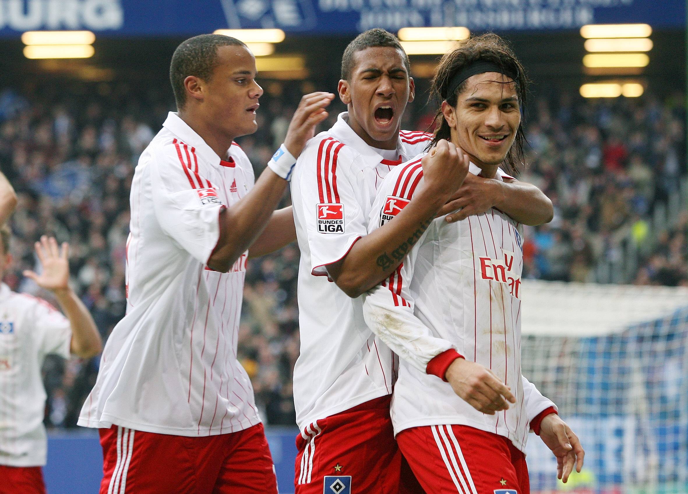 Die HSV-Profis Vincent Kompany, Jerome Boateng und Paolo Guerrero feiern 2008 ein Tor