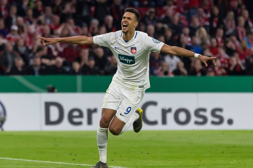 Robert Glatzel bejubelt ein Tor für Heidenheim beim FC Bayern.