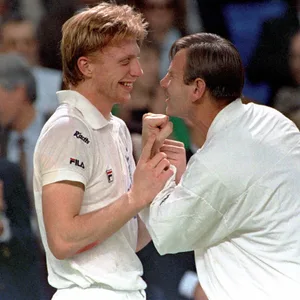 Boris Becker und Niki Pilic freuen sich beim Davis Cup 1988 in Dortmund.