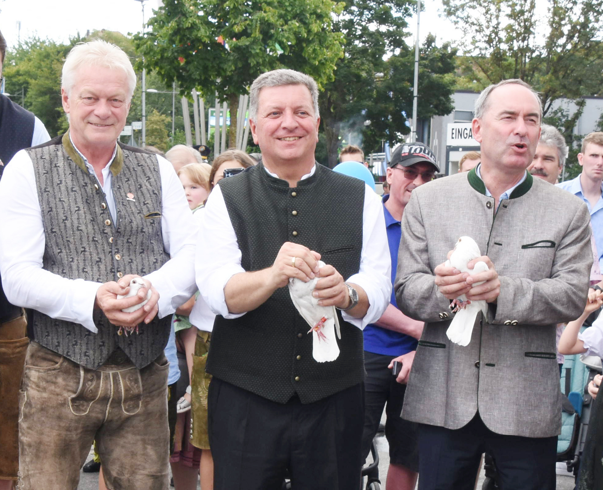 Landwirtschaftsminister Rainer (l.) mit weißer Taube