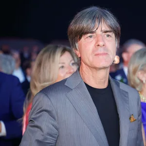 Joachim Löw bei einer Veranstaltung in einem grauen Jackett