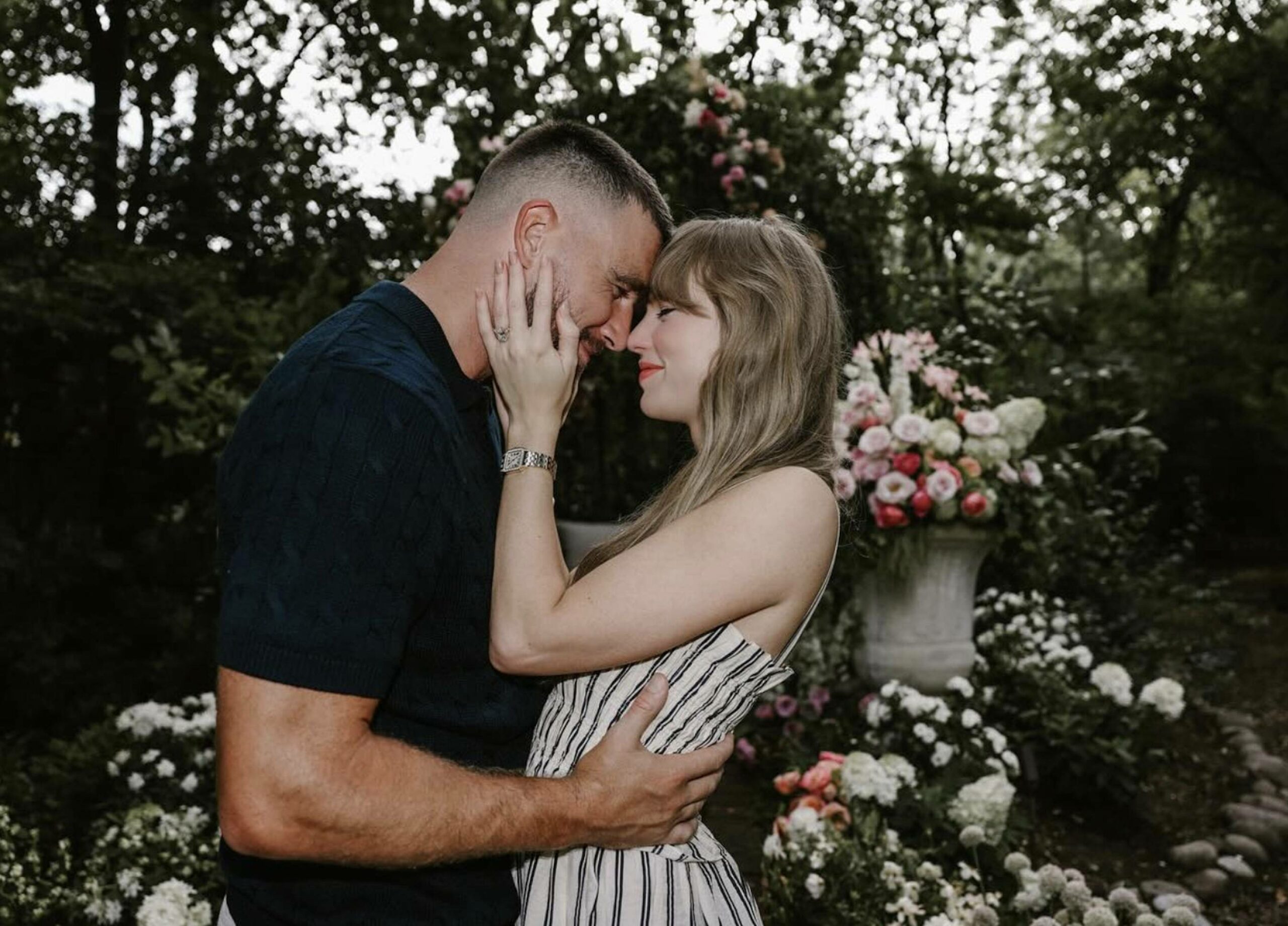 Taylor Swift und Travis Kelce Arm in Arm.