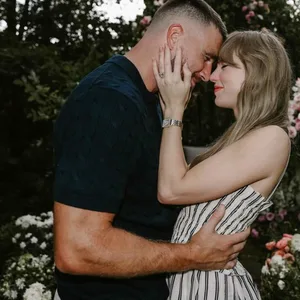 Taylor Swift und Travis Kelce Arm in Arm.